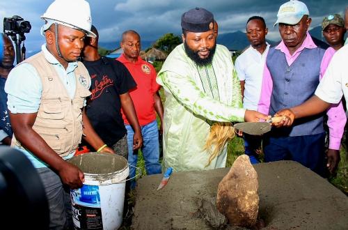 Nord-Kivu : Le Mwami Abdoul Paluku KalemireIII lance les travaux de construction d’un port d’accostage sur le lac Édouard à Kyavinyonge