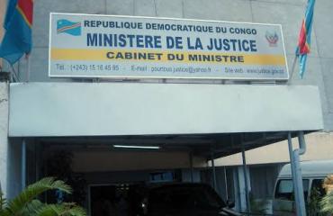 Kinshasa : le ministère de la Justice relance la délivrance des documents administratifs et abolit le permis de culte