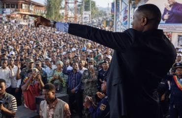 RDC : en meeting à Oicha, Serge Farini appelle au retrait de la motion de défiance contre le VPM Jacquemin Shabani et plaide pour la cohésion nationale