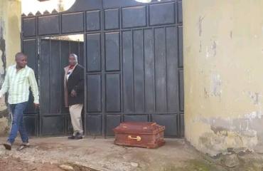 Butembo : stupeur à Bulengera après la découverte d'un cercueil abandonné devant une habitation