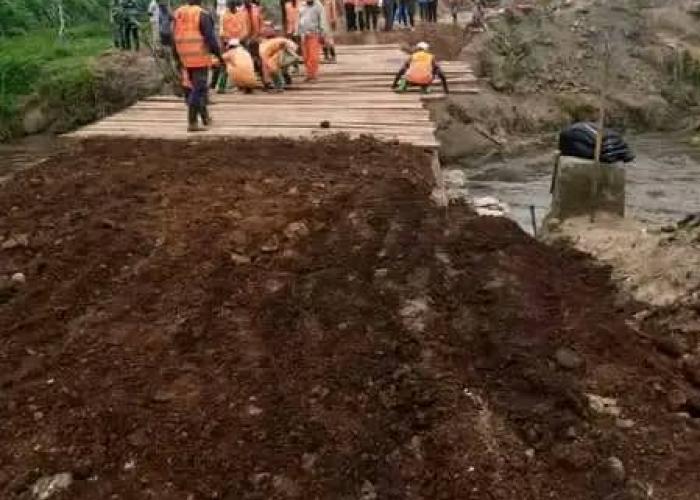 Beni : “Interdiction du passage des véhicules dépassant le chargement de 50 tonnes sur le pont de sauvetage jetté sur la rivière Lume” (Col. Ehuta Omeonga Charles)