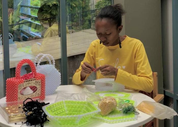Goma : “Artisca” une entreprise d'une jeune fille qui se taille sa place dans la confection des objets avec les perles