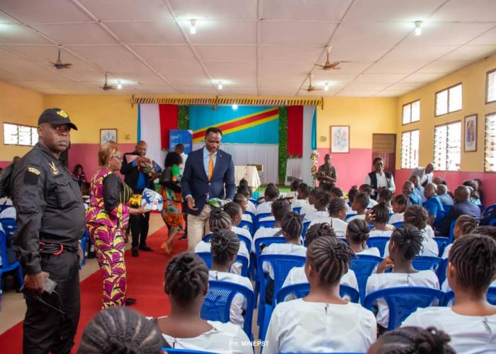 Kongo-Central : Des Kits d'hygiène en période menstrues remis aux élèves de Mwenze à Velela par le Ministre national de l'EPST Tony Mwaba