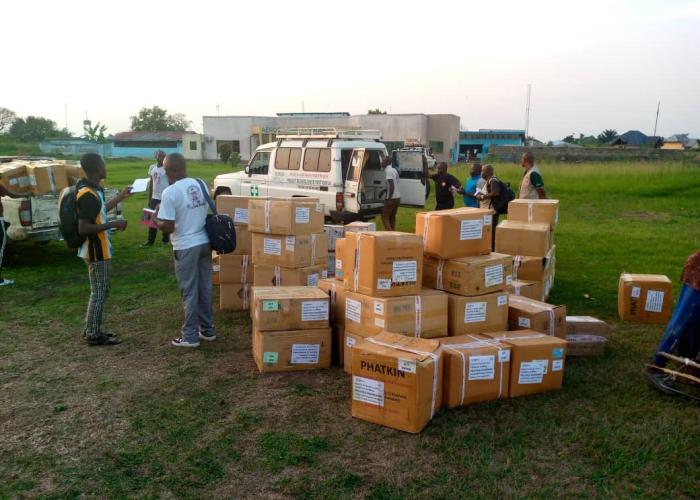 Le gouverneur de province du Maï-Ndombe réceptionne cinq tonnes de médicaments et de kits de PCI, don du gouvernement Central pour lutter contre le Mpox