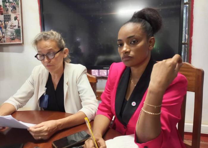 De gauche à droite Anne Protois délégué santé CICR et Diary Sow , cheffe de sous délégation du CICR à Bunia Ph © Joël Heri Budjo décembre 2024