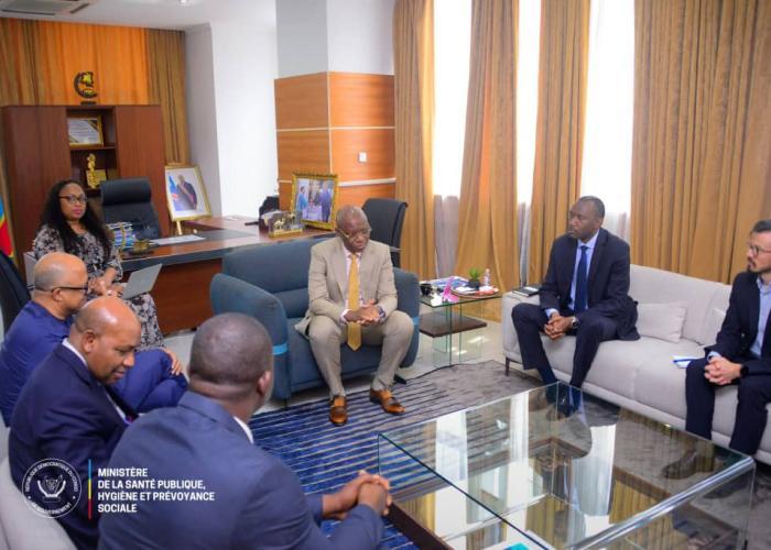 Tête-à-tête entre Roger Kamba, le sous-directeur général et le directeur adjoint de l'OMS