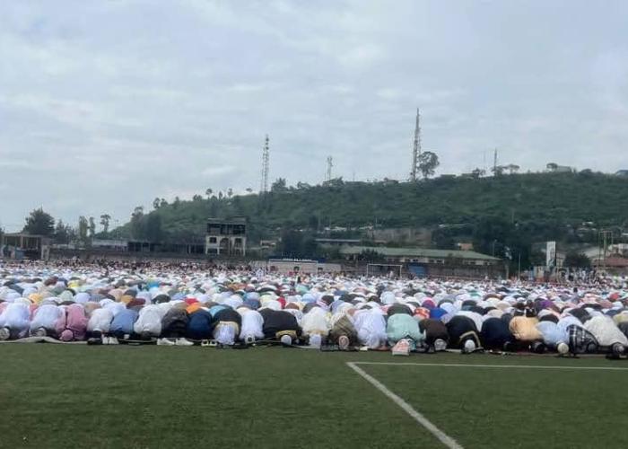 Les musulmans célèbrent Aïd el-Fitr sous le signe de la paix