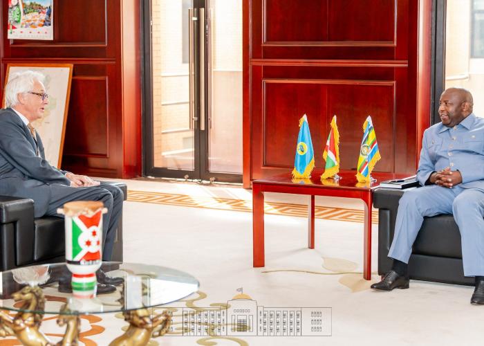 Le Président de la République Son Excellence Evariste Ndayishimiye reçu en audience au Palais Ntare Rushatsi l’Ambassadeur des Pays-Bas au Burundi, Mr Steeghs Jeroen Theodorus, venu lui présenter le Programme de coopération des Pays-Bas