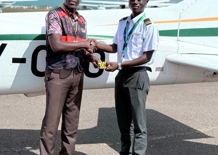 Key Bahati Arsène, 21 ans, fruit de l'école du cinquantenaire de Goma obtient sa licence de pilote professionnel au Kenya